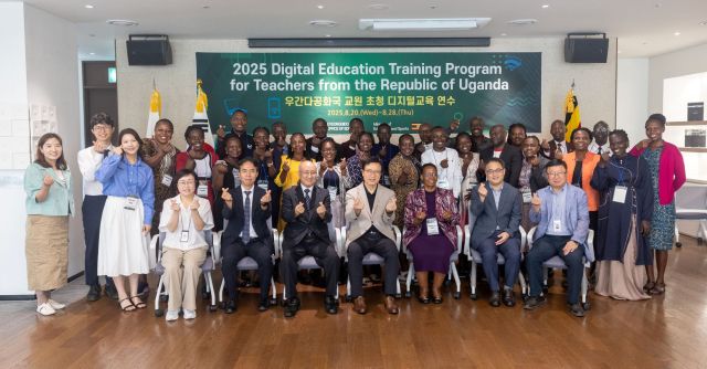 임태희 경기도교육감이 21일 남부청사에서 진행한 '우간다 교원 초청 디지털 교육 연수'에서 우간다 공화국 교원 및 관계자들과 기념촬영을 하고 있다. 경기도교육청 제공