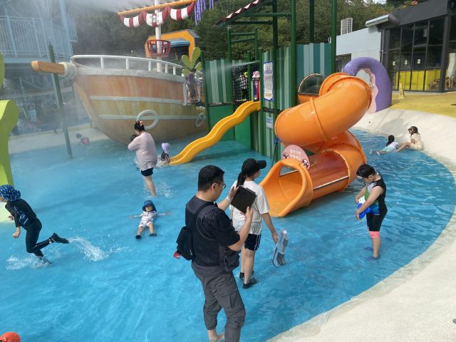 과천시 직원이 물놀이사설에서 안전을 점검하고 있다. 과천시 제공