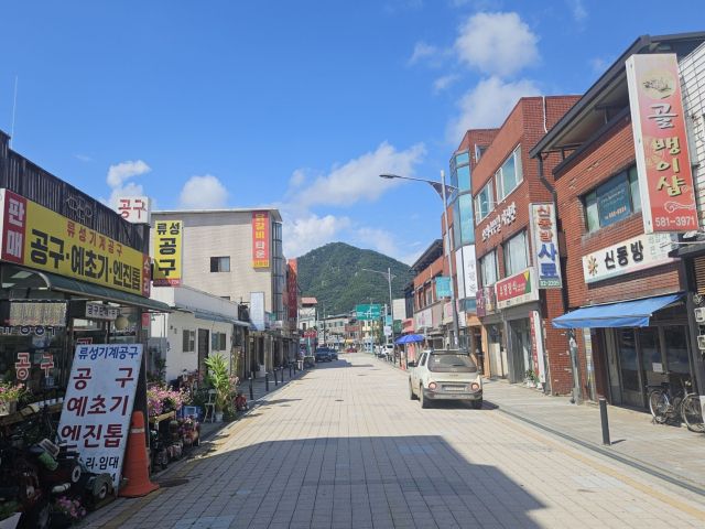 가평군 가평읍 ‘음악역1939거리’ 점포에 간판들이 난립하고 있다. 가평군 제공