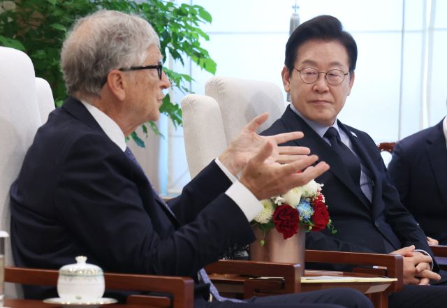 이재명 대통령이 21일 용산 대통령실에서 빌 게이츠 게이츠재단 이사장의 발언을 듣고 있다. 연합뉴스