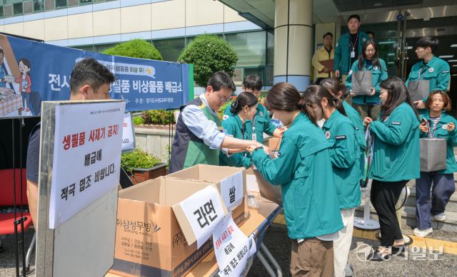 21일 오전 수원특례시 장안구 수원교육지원청에서 공무원들이 2025년 을지연습의 일환으로 전시 양곡·생필품 비상물품 배급 훈련을 하고 있다. 윤원규기자