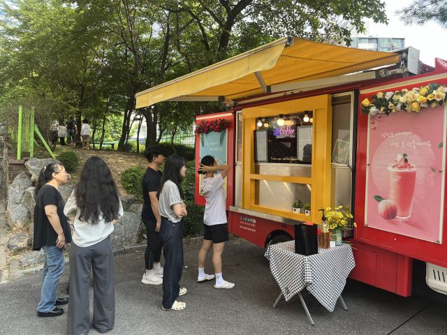 덕현중학교 교사들이 휴식시간을 이용해 동두천양주교육지원청이 지원한 차량에서 커피와 간식을 받기 위해 줄지어 서있다. 동두천양주교육지원청 제공