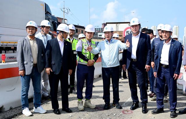 유정복 인천시장이 21일 인천대로 일반화 사업현장을 점검하고 있다. 인천시 제공