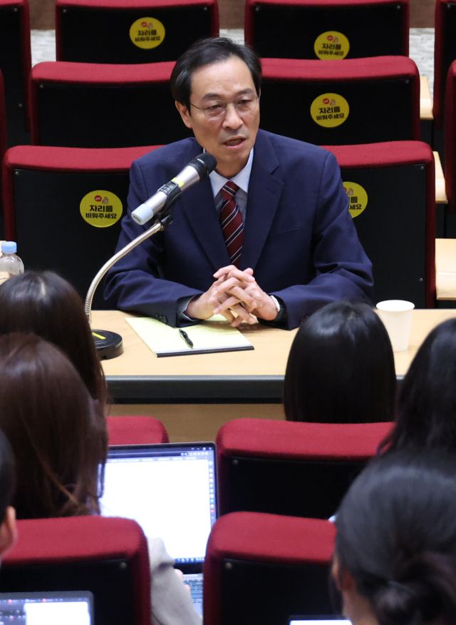우상호 정무수석이 21일 용산 대통령실에서 기자간담회를 하고 있다. 연합뉴스