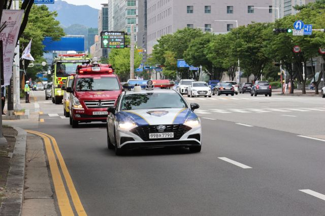 소방차 길터주기 훈련중. 안양소방서 제공.