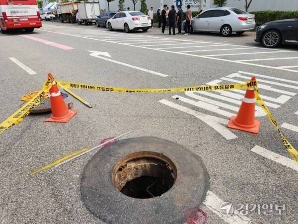 지난 7월 인천 계양구 병방동 도로 맨홀. 이곳에서 작업자들이 가스 중독 추정으로 사망하는 사고가 났다. 경기일보DB