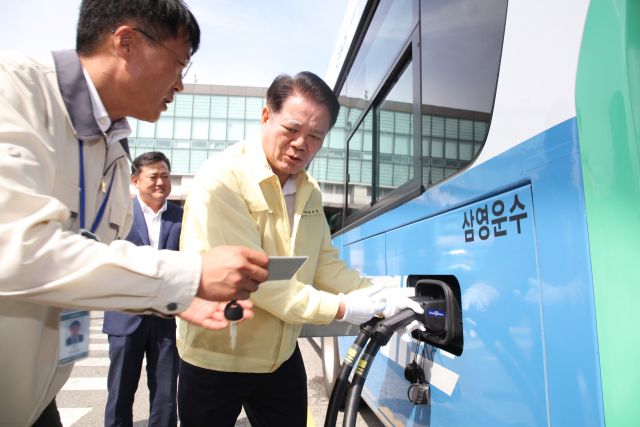 최대호 안양시장이 지난 20일 석수동 공영버스차고지에서 전기버스를 직접 충전해보고 있다. 안양시 제공.