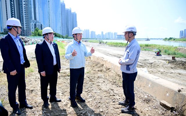 유정복 인천시장이 21일 송도국제도시 워터프런트 건설공사 현장을 점검하고 있다. 인천시 제공