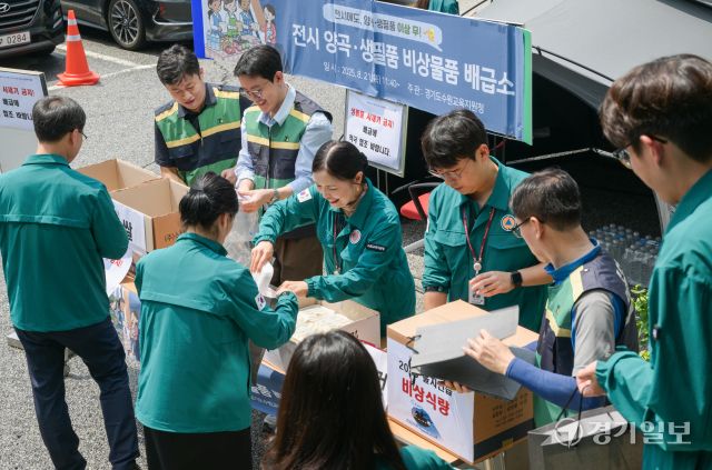 21일 오전 수원특례시 장안구 수원교육지원청에서 공무원들이 2025년 을지연습의 일환으로 전시 양곡·생필품 비상물품 배급 훈련을 하고 있다. 윤원규기자