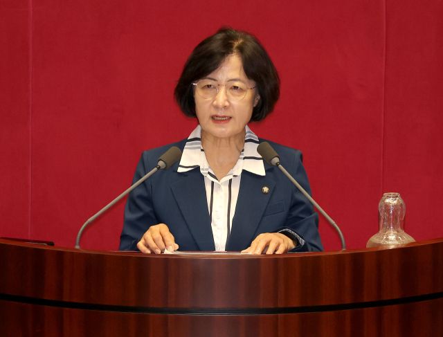 21일 국회 본회의에서 법제사법위원회 위원장으로 선출된 더불어민주당 추미애 의원이 당선 인사를 하고 있다. 연합뉴스