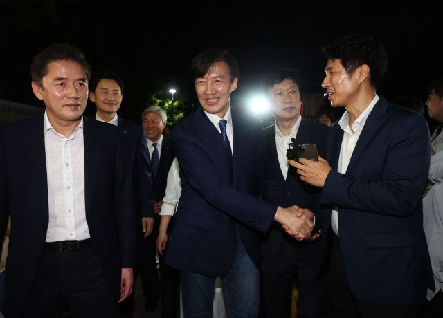 조국혁신당 조국 전 대표가 지난 15일 서울 구로구 남부교도소에서 광복절 특별사면·복권 조치로 출소하며 지지자들과 인사하고 있다. 연합뉴스