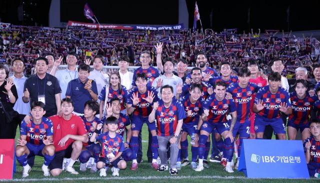 프로축구 K리그1 수원FC가 후반기 무서운 상승세를 몰아 중위권 도약을 넘보고 있다. 사진은 지난 16일 울산 HD전 승리 후 이재준 구단주(앞줄 가운데)와 선수단이 기념촬영을 하고 있다.발리볼코리아닷컴 제공