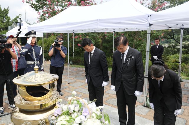 조국혁신당 조국 전 대표가 18일 서울 동작구 국립서울현충원 내 김대중 전 대통령 묘역을 찾아 참배를 하고 있다. 연합뉴스