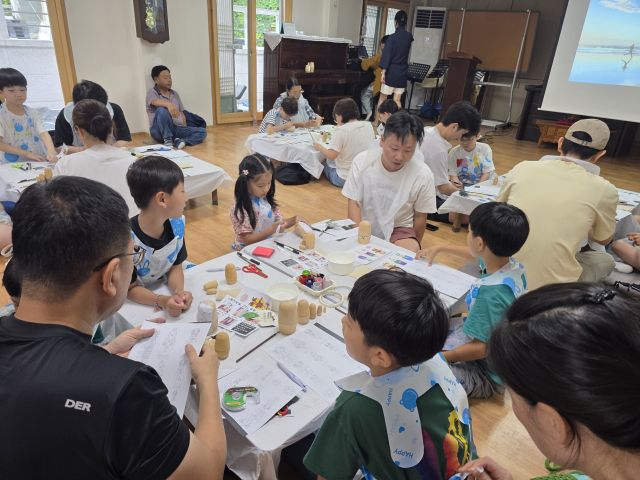 청계사가 문화재 활용사업으로 진행한 ‘알록달록 신중도 소원을 빌어봐’에 참여한 학생들이 체험활동을 하고 있다. 청계사 제공