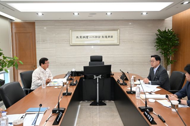 강수현 양주시장(오른쪽)과 구교운 대방건설 회장(왼쪽)이 양주 옥정지구 내 복합쇼핑몰 건립방안에 대해 논의하고 있다. 양주시 제공