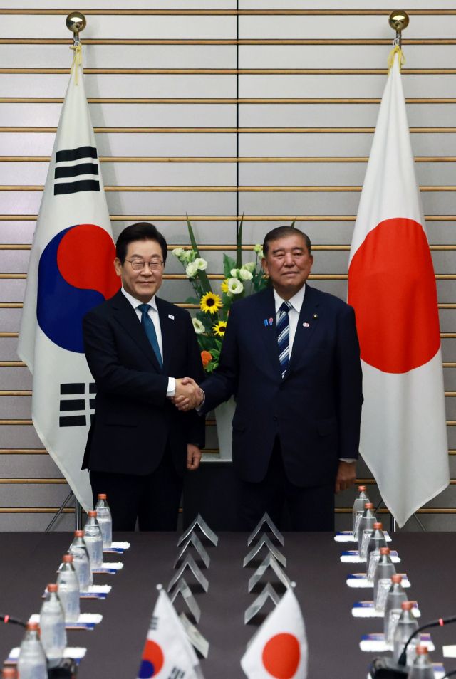 이재명 대통령과 이시바 시게루 일본 총리가 23일 일본 도쿄 총리 관저에서 열린 한일 확대정상회담에 앞서 기념촬영을 하며 악수하고 있다. 연합뉴스