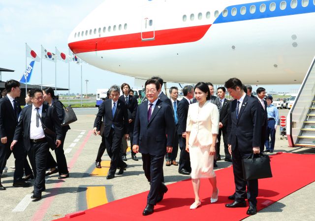 1박2일 일정으로 일본을 방문하는 이재명 대통령과 김혜경 여사가 23일 일본 도쿄 하네다공항에 도착해 이동하고 있다. 연합뉴스