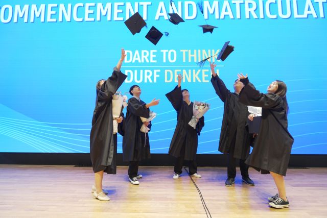 최근 겐트대 글로벌캠퍼스 졸업 및 입학식이 끝난 뒤 졸업생들이 학사모를 던지고 있다. 겐트대 제공