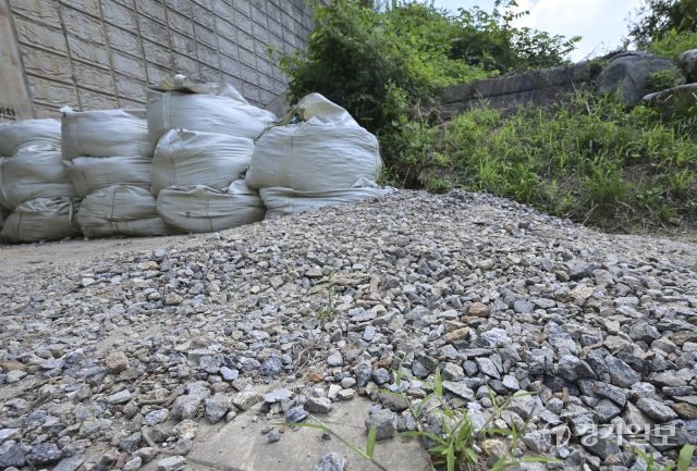호우 피해 막기위해 설치한 방수포 및 포대에서 토사 유출 [포토뉴스]