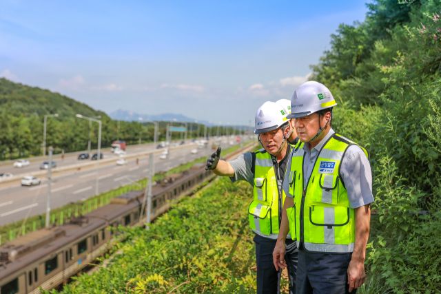 박대수 공항철도 사장이 최근 가을철 풍수해에 대비해 인천 서구 계양역~검암역 구간 ‘꽃뫼산 운행선로변 급경사지’에서 현장점검을 하고 있다. 공항철도 제공