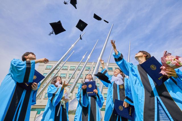 인하대학교 학생들이 학위수여식을 마친 뒤 기념촬영을 하고 있다. 인하대 제공