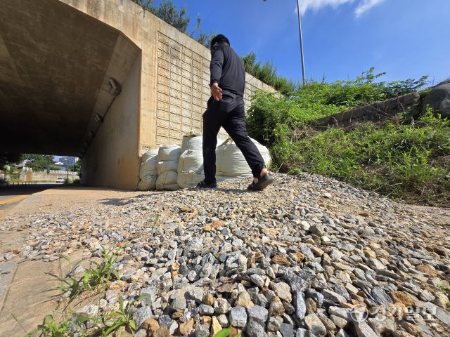 호우 피해 막기위해 설치한 방수포 및 포대에서 토사 유출 [포토뉴스]