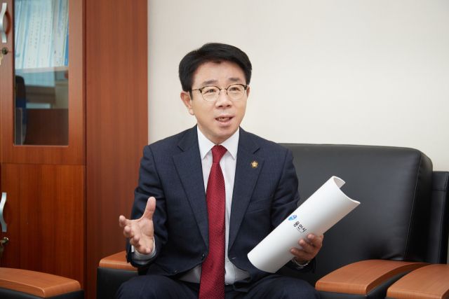 김윤선 용인특례시의회 도시건설위원장이 경기일보와 인터뷰를 진행하고 있다. 용인특례시의회 제공