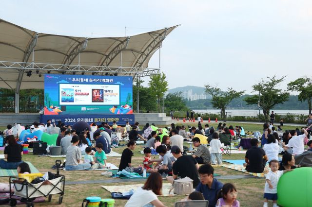 의왕시는 도심 속 공원에서 영화를 즐길 수 있는 돗자리 영화관을 운영한다. 사진은 지난해 왕송호수공원에서 운영된 돗자리 영화관 모습. 의왕시 제공
