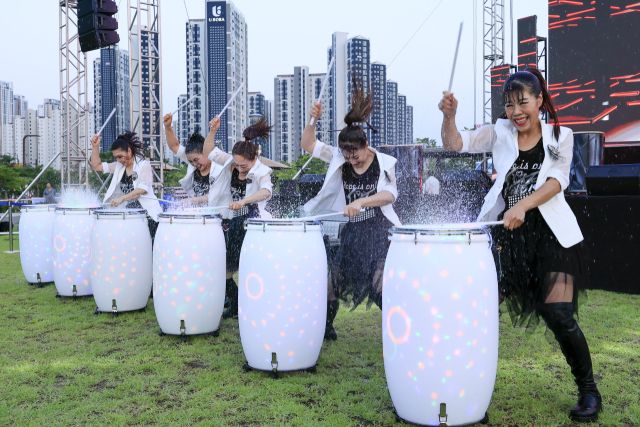 지난 23일 오후 화성시 새솔동 수노을중앙공원에서 진행된 한여름 밤 시간여행 콘서트의 난타공연 모습. 화성특례시 제공