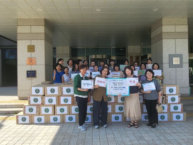 영세아전용어린이집 연합회 안양지역이 지난 21일 안양시 어려운 이웃을 위해 라면 2900여개를 기부했다. 안양시 제공.