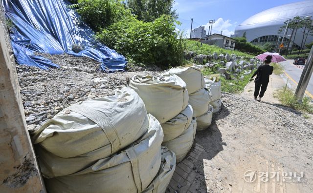 호우 피해 막기위해 설치한 방수포 및 포대에서 토사 유출 [포토뉴스]