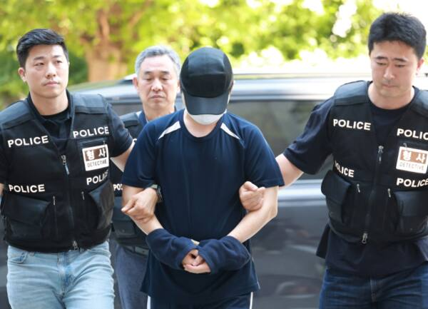 24일 오후 인천 미추홀구 학익동 인천지법에 사망자가 착용하고 있던 금목걸이를 훔친 혐의(절도)를 받는 30대 검시 조사관이 구속 전 피의자 심문을 받기 위해 출석하고 있다. 연합뉴스