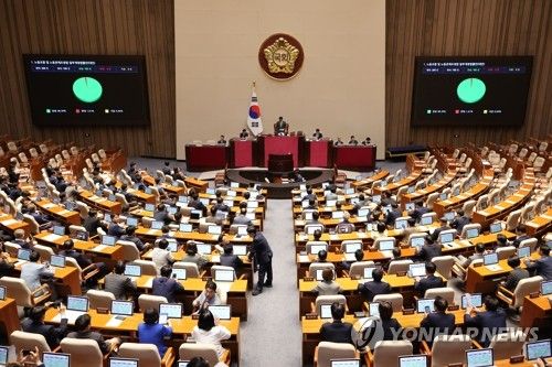 24일 국회 본회의에서 '노동조합 및 노동관계조정법 일부개정법률안(노란봉투법)'이 통과되고 있다.