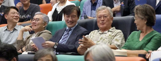 문재인 전 대통령 내외와 조국혁신당 조국 혁신정책연구위원장 등이 24일 오후 경남 양산시 물금읍 메가박스 양산증산점에서 영화 '다시 만날, 조국' 관람을 앞두고 객석에 앉아 있다. (왼쪽 두 번째부터) 더불어민주당 최강욱 교육연수원장, 조국 위원장, 문 전 대통령, 김정숙 여사. 연합뉴스