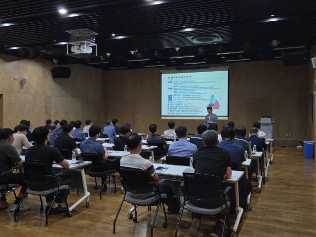 경기주택도시공사(GH)가 올여름 폭염과 집중호우로 안전사고의 위험이 높아진 가운데 특별 안전교육을 실시했다. 사진은 교육이 진행되고 있는 모습. GH 제공