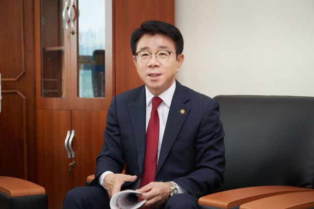 김윤선 용인특례시의회 도시건설위원장이 경기일보와 인터뷰를 진행하고 있다. 용인특례시의회 제공