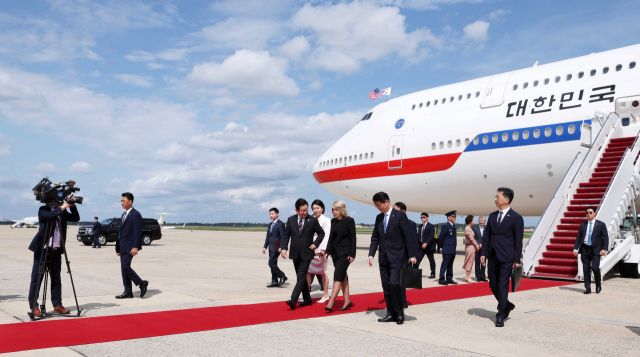 취임 후 처음 미국을 방문한 이재명 대통령과 김혜경 여사가 24일(현지시간) 공군1호기로 미국 워싱턴DC 인근 앤드루스 합동기지에 도착해 기지를 빠져나가고 있다. 연합뉴스
