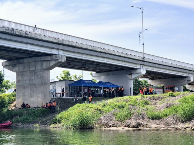 양평대교 일원에서 소방과 경찰 관계자들이 실종자를 수색하고 있는 모습. 황선주기자