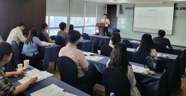 인천시는 최근 연수구 송도 브릿지호텔에서 군·구 아동학대전담공무원 24명을 대상으로 직무 역량 강화 교육을 했다. 인천시 제공