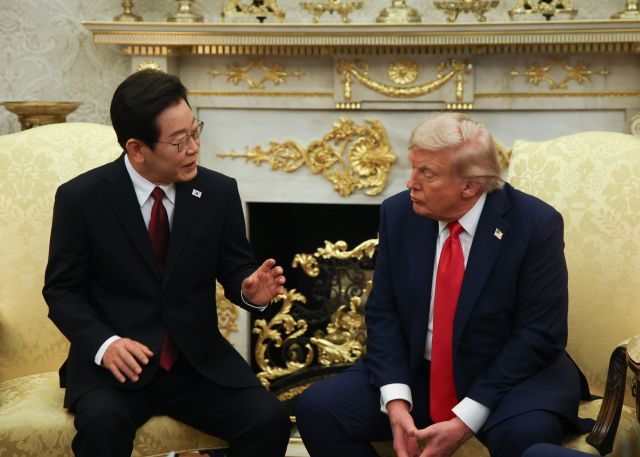 이재명 대통령이 25일(현지시간) 미국 워싱턴 DC 백악관 오벌오피스에서 도널드 트럼프 미국 대통령과 한미 정상회담을 하고 있다. 연합뉴스