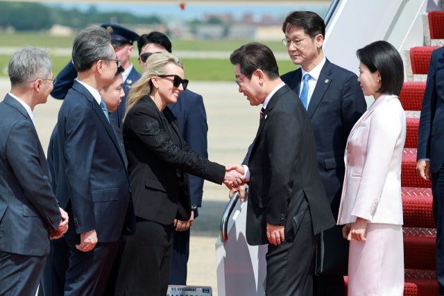 이재명 대통령과 김혜경 여사가 24일(현지시간) 미국 워싱턴DC 인근 앤드루스 합동기지에 도착해 영접 나온 미국 측 애비 존스 부의전장과 인사하고 있다. 연합뉴스