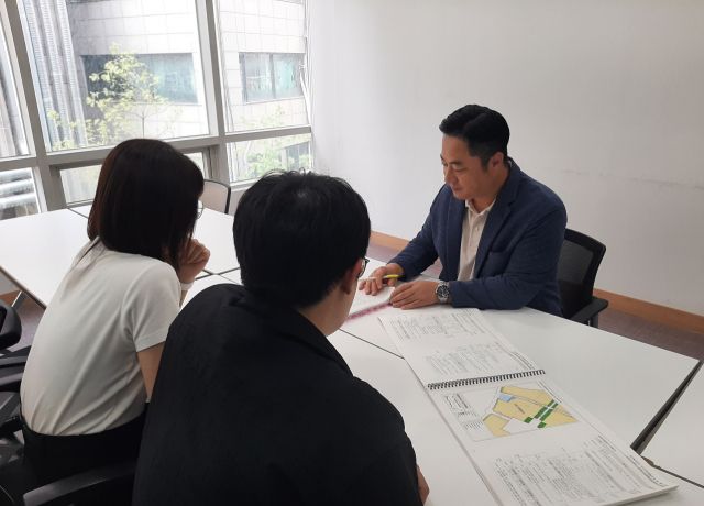 광명시가 재개발·재건축 현장지원센터에 설치한 ‘정비사업 상담창구’에서 공무원이 주민들과 상담을 진행하고 있다. 광명시 제공