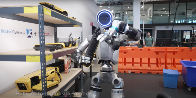8월 20일 보스턴다이나믹스가 공개한 영상에서 아틀라스가 스팟 다리 부품을 들어 접는 동작을 구현하고 있다. 보스턴다이나믹스 유튜브 채널, 현대자동차 갈무리