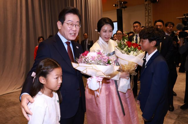 이재명 대통령과 김혜경 여사가 24일(현지시간) 미국 워싱턴DC의 한 호텔에서 열린 동포 만찬 간담회에 참석해 화동으로부터 꽃다발을 받고 있다. 연합뉴스