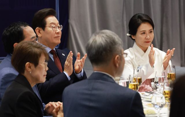 이재명 대통령과 김혜경 여사가 24일(현지시간) 미국 워싱턴DC의 한 호텔에서 열린 동포 만찬 간담회에서 박수치고 있다. 연합뉴스