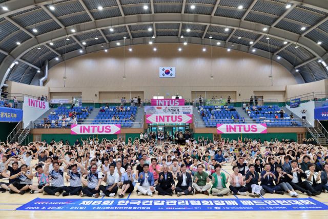 지난 23~24일 양일간 열린 ‘제6회 한국건강관리협회장배 배드민턴대회’에서 참가자들이 기념촬영을 하고 있다. KH한국건강관리협회 경기도지부 제공