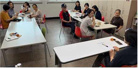 인천장애인종합복지관 ‘마음충전소’ 지원활동가들이 최근 복지관 회의실에서 월례 모임을 열고 활동 내용을 공유하고 있다. 인천장애인종합복지관 제공