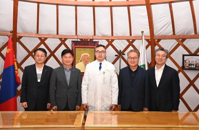 조용익 부천시장(왼쪽 두번째)이 ‘몽골 국립외상센터’를 방문해 주요 병원시설을 살펴 보고 관계자와 의료교류방안에 대해 논의한 뒤 기념촬영을 하고 있다.부천시 제공