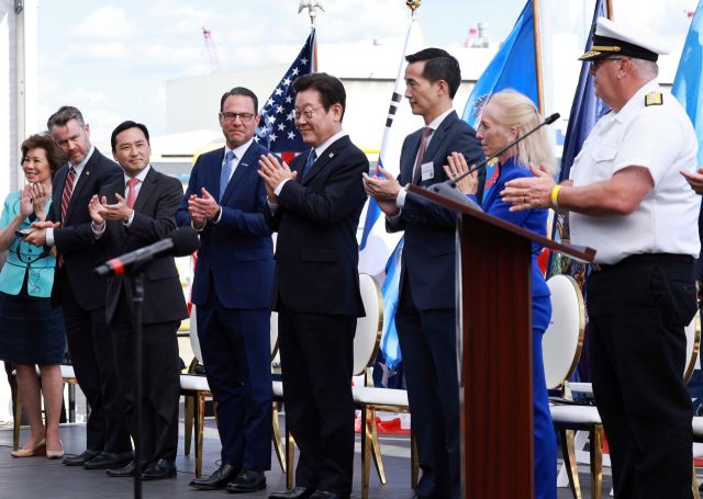이재명 대통령이 26일(현지시간) 미국 필라델피아의 한화 필리조선소에서 열린 '스테이트 오브 메인'호 명명식에 참석하고 있다. 연합뉴스