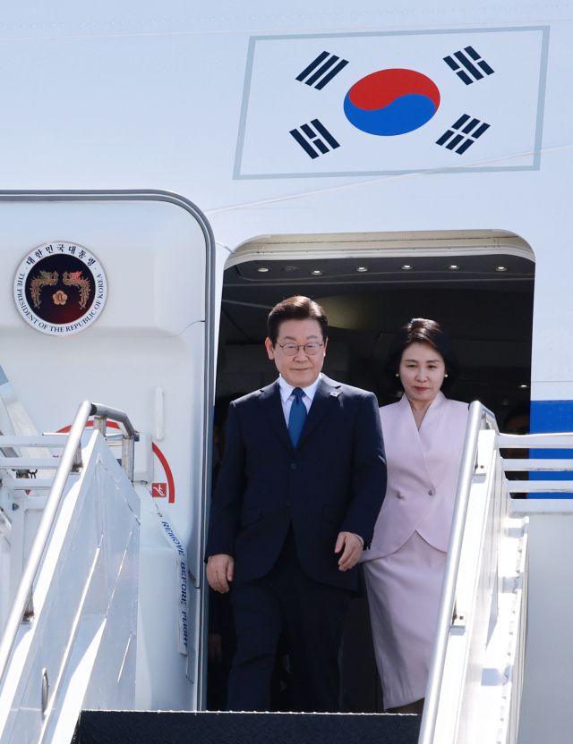 이재명 대통령과 김혜경 여사가 26일(현지시간) 미국 펜실베이니아주 필라델피아국제공항에 도착해 공군 1호기에서 내리고 있다. 연합뉴스